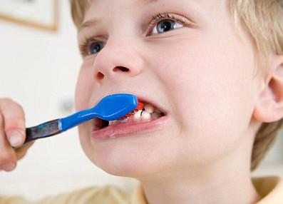 孩子嘴裏出現的小水皰、雙排牙等異常
